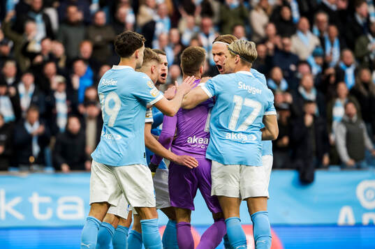 Malmö FFs målvakt Ricardo Schuck Friedrich jublar med lagkamraterna efter räddad straff