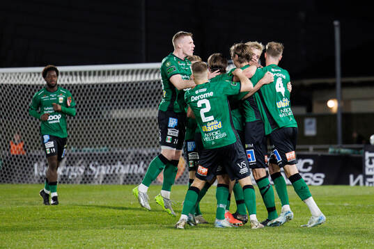 Varbergs spelare jublar efter 2-1 av Joakim Lindner