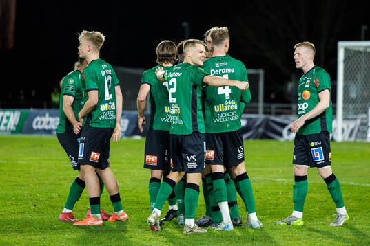 Varbergs spelare jublar efter 2-1 av Joakim Lindner