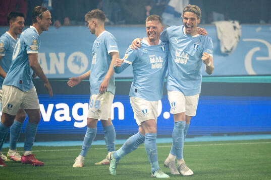 Malmö FFs Anders Bleg Christiansen och Jens Stryger Larsen jublar efter 1-0