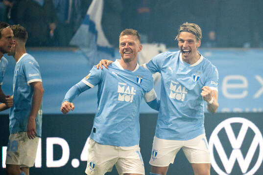 Malmö FFs Anders Bleg Christiansen och Jens Stryger Larsen jublar efter 1-0