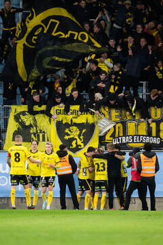 Elfsborgs Simon Hedlund jublar med lagkamrater efter 1-1