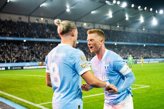 Malmö FFs Arnor Sigurdsson jublar med Anders Bleg Christiansen efter 2-1