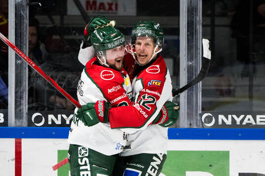 Frölundas Linus Weissbach och Max Friberg jublar
