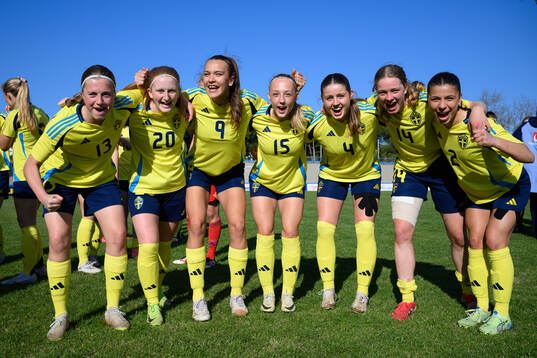  Emma Broddheimer , Vera Andersson, Bianca Hultbäck Nattlands, Emma Holmqvist , Hannah Sjödahl and Mikaela Stojanovska of Sweden celebrate