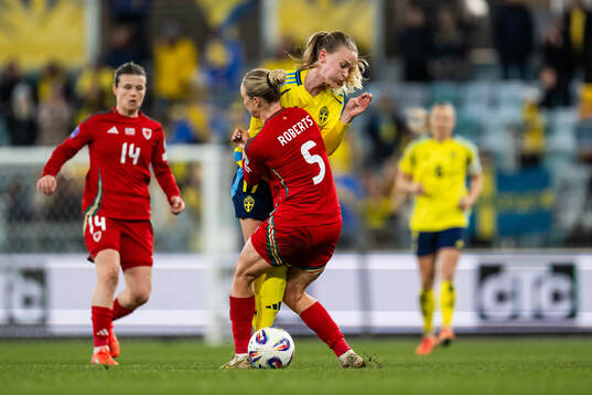 Matilda Vinberg of Sweden and Rhiannon Roberts of Wales