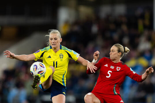 Stina Blackstenius of Sweden and Rhiannon Roberts of Wales