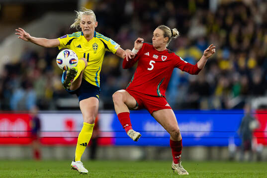 Stina Blackstenius of Sweden and Rhiannon Roberts of Wales