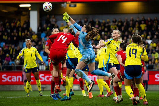 Stina Blackstenius of Sweden and Rhiannon Roberts of Wales
