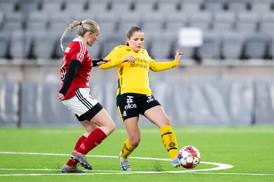 Vårgårdas Klara Lillevars och Elfsborgs Stella Holmén