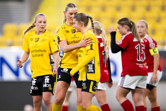 Elfsborgs Meja Harrysson jublar med Alvida Grimvik efter 1-0