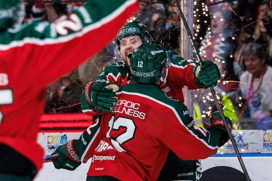 Frölundas Linus Weissbach jublar