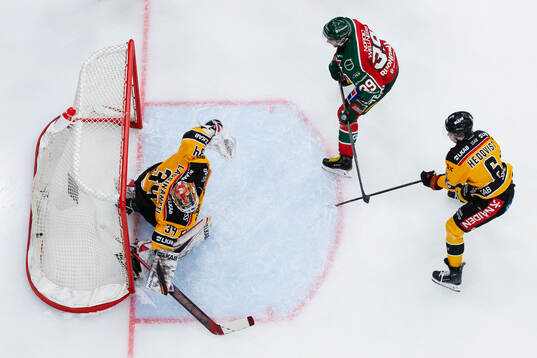 Frölundas Mikael Ruohomaa skjuter 2-0 på Luleås målvakt