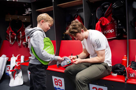 Timrås Filip Hållander köper