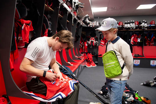 Timrås Filip Hållander köper