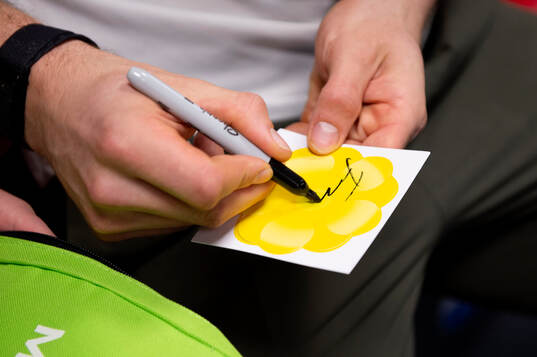 Timrås Filip Hållander köper