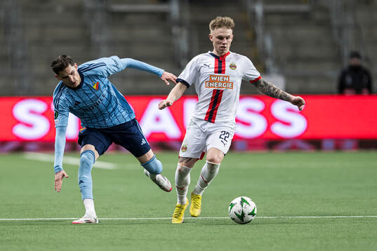 Nino Zugelj of Djurgården and Isak Jansson of Rapid Wien