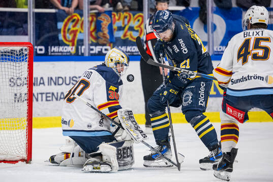 Djurgårdens målvakt Hugo Hävelid och Södertäljes Nolan