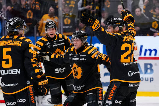 Skellefteås Anton Heikkinen och Jonathan Johnson jublar