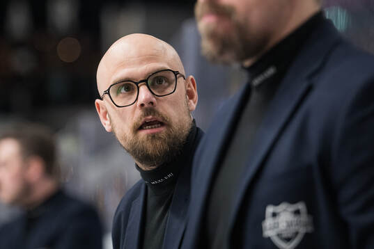 Karlskogas tränare Dennis Hall