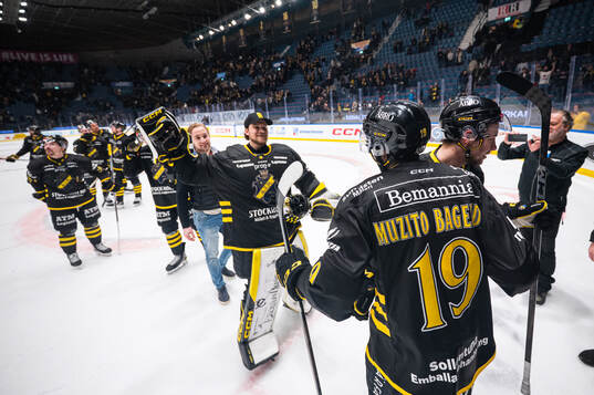 AIKs Daniel Muzito Bagenda jublar med lagkamrater