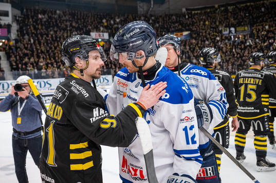 AIKs Gerry Fitzgerald och Karlskogas Gustaf Thorell