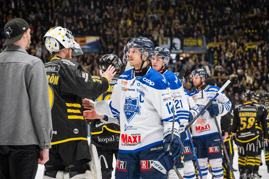 AIKs målvakt Victor Brattström och Karlskogas Gustaf