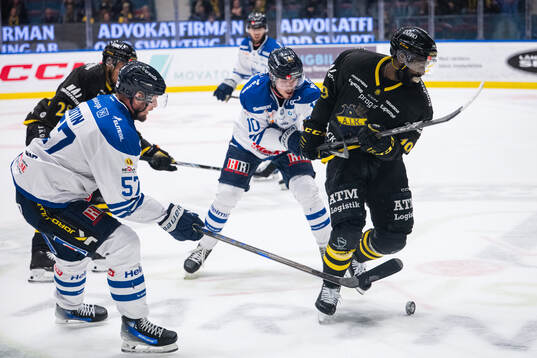 Karlskogas Alexander Ljungkrantz och AIKs Daniel Muzito