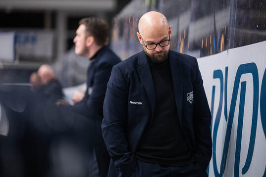 Karlskogas tränare Dennis Hall