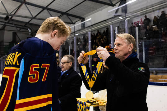 Niklas Wikegård delar ut guldmedalj till Djurgårdens