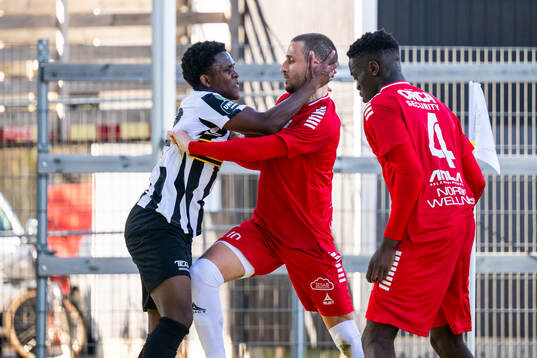 Utsiktens Arian Kabashi går mot Landskronas Christian Stark