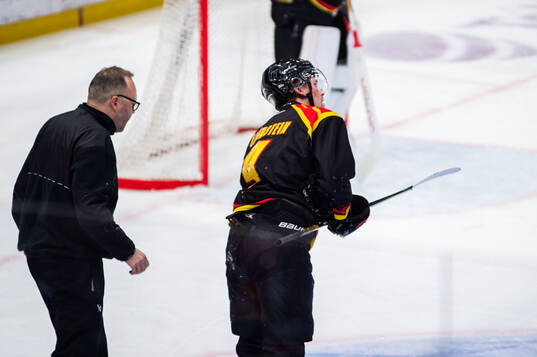 Brynäs Theo Lindstein har ont