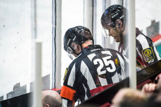 Domare Tobias Björk och Daniel Eriksson videogranskar 2-2