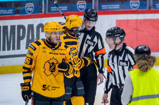 Skellefteås Jonathan Pudas hjälper domare Daniel Eriksson