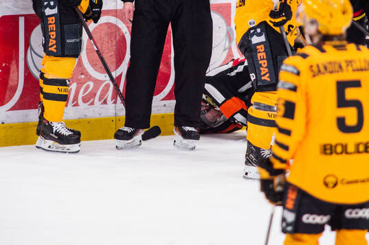 Domare Daniel Eriksson har ont