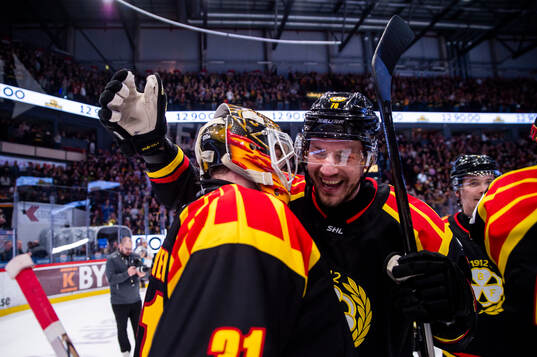 Brynäs Erik Källgren och Miks Indrasis jublar