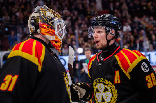 Brynäs målvakt Erik Källgren och Linus Ölund jublar
