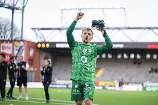 Elfsborgs målvakt Isak Pettersson jublar