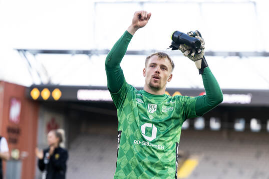 Elfsborgs målvakt Isak Pettersson jublar