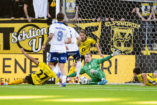 Elfsborgs Simon Hedlund och målvakt Isak Pettersson