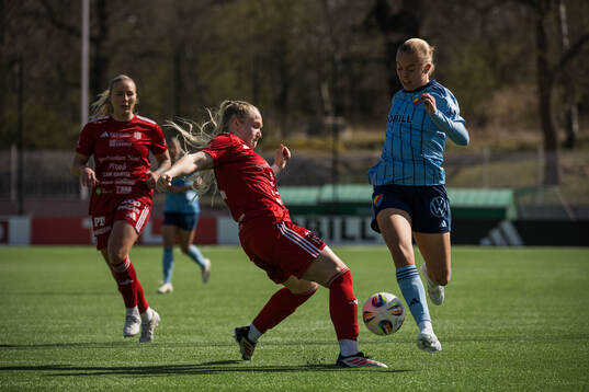Piteås Maggy Henschler och Djurgårdens Elin Westlund