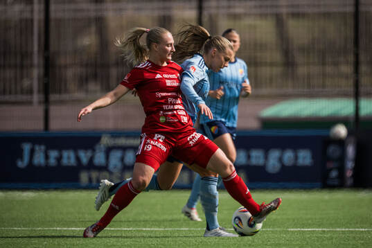 Piteås Maggy Henschler och Djurgårdens Ebba Hed