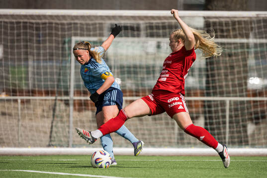 Djurgårdens Therese Åsland och Piteås Maggy Henschler