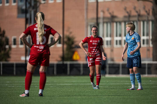 Piteås Emily Gray och Djurgårdens Olivia Ulenius