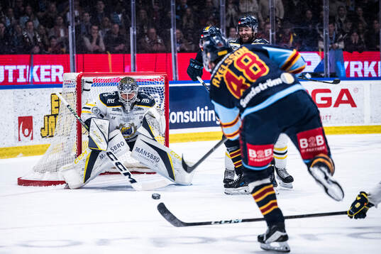 Djurgårdens Dick Axelsson skjuter