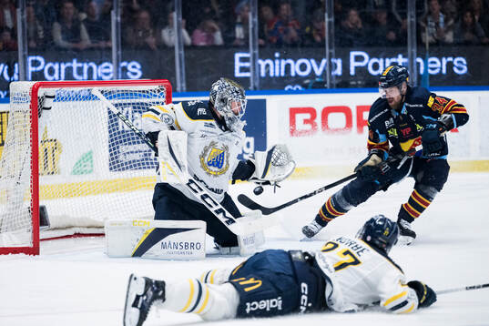 Södertäljes målvakt Frans Tuohimaa och Djurgårdens