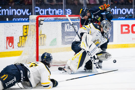 Södertäljes målvakt Frans Tuohimaa och Djurgårdens