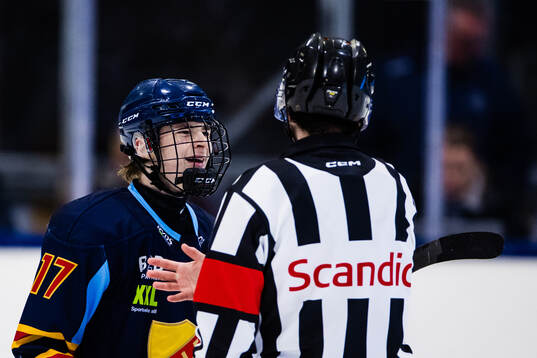 Djurgårdens Viktor Hedlund i diskussion med domare