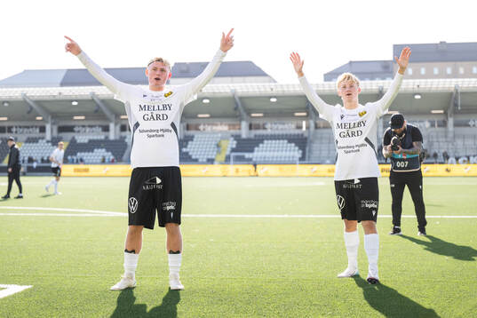 Mjällbys Olle Nilsson Löv och Romeo Leandersson jublar