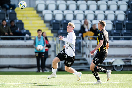 Mjällbys Olle Nilsson Löv och Häckens Marius Lode